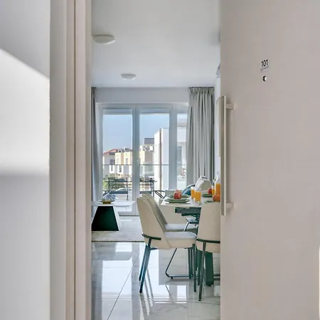 Oasis Luxury B101 - Pool View דירה